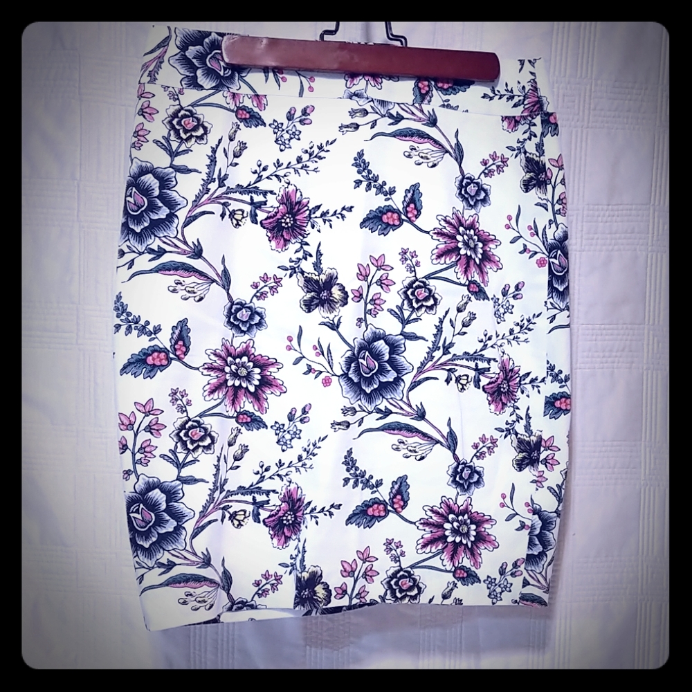 Loft Floral zipper knee length skirt